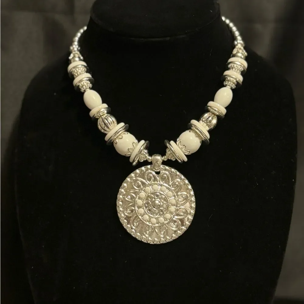 LIVE SHOW NECKLACE - Picture 9 of 14